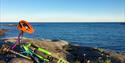 sykkel ligger på svaberg i Kragerø