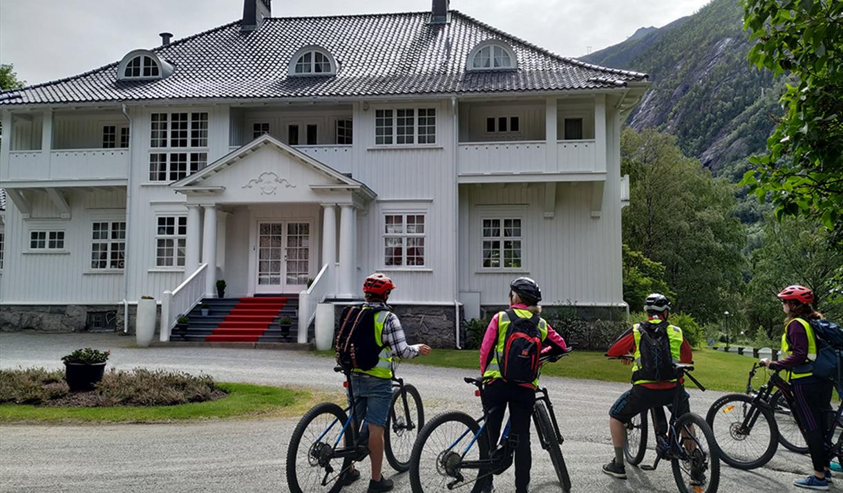 syklister foran Rjukan Admini