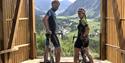 2 syklister på utsiktsplattformen i Flatdal