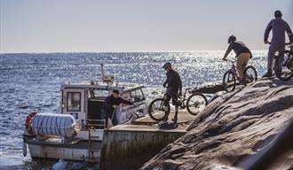 gruppe syklister som skal om bord på Kragerø Taxibåt